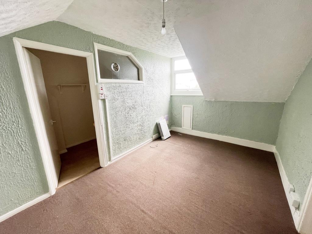 Lot: 116 - MIXED USE INVESTMENT - TWO SHOPS, FOUR FLATS AND GARAGE WITH POTENTIAL -